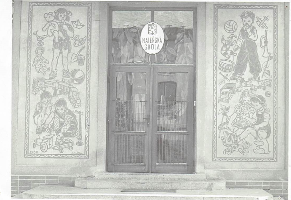 Historický vstup do budovy mateřské školy Prachovice